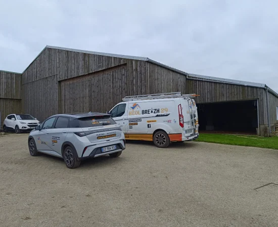 Installation photovoltaique en zone artisanale hangar atelier Heol breizh 29 installateur panneaux solaires finistere