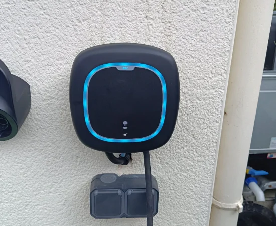 Prise WallBbox pour Borne de recharge IRVE véhicule électrique maison Heol breizh 29 installateur panneaux solaires photovoltaique finistere Morlaix Landivisiau